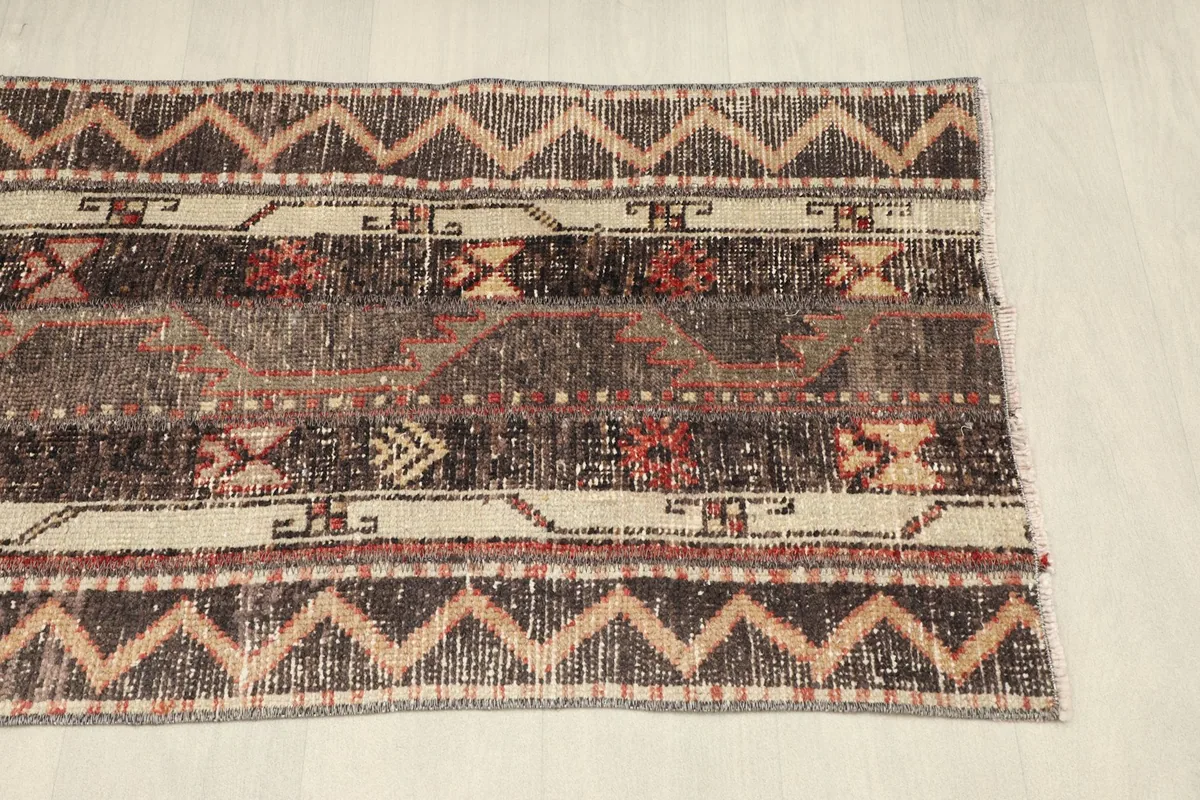 View of the other end of the rug, showing the consistent border design