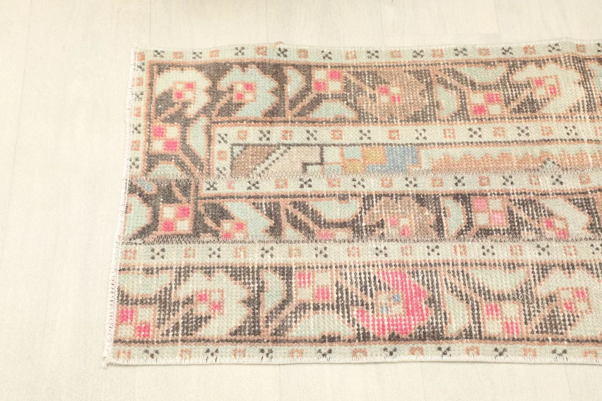 View of the rug's border and a portion of the main field, showing the edge finishing.