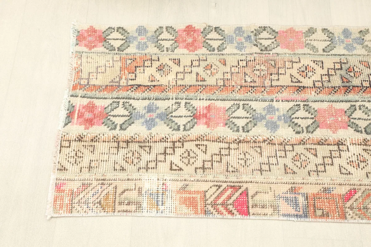 Angled view of the runner's top half, showcasing the repeating striped design.