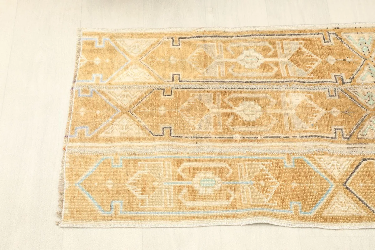 Angled view of the runner's left side, highlighting its length and patterns