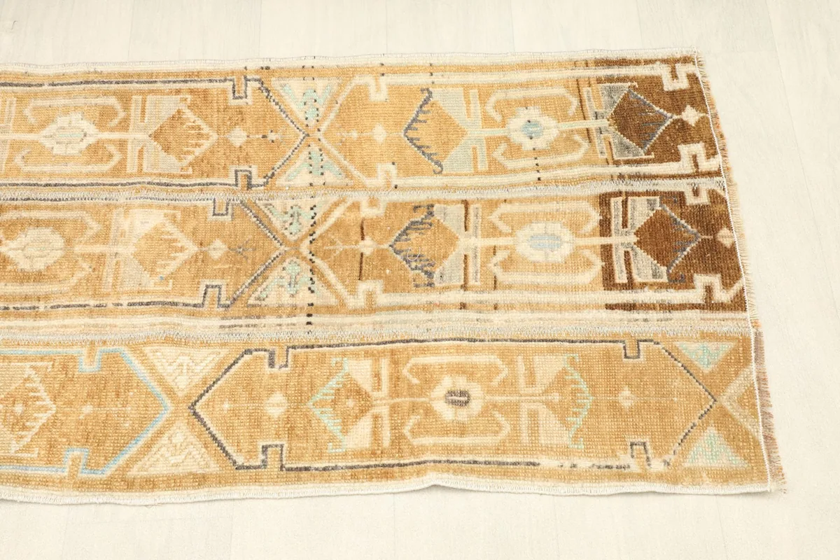 Angled view of the runner's right side, showing the brown details at the end