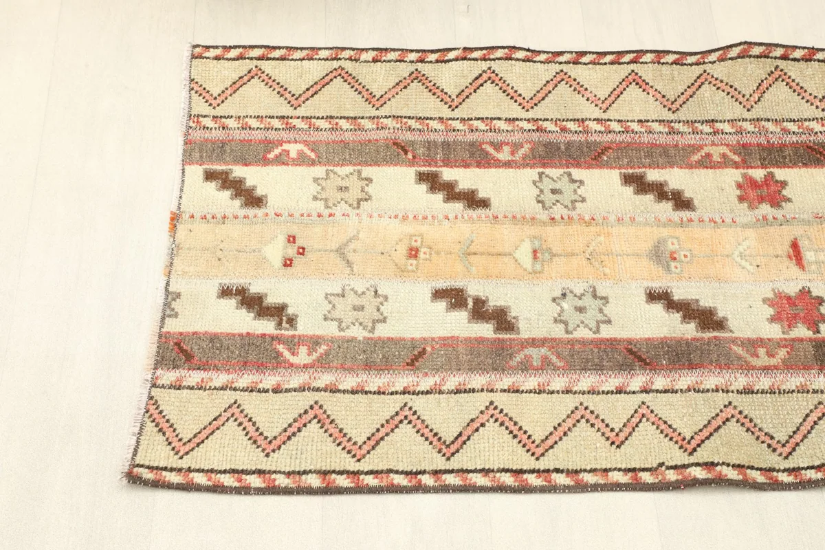 Partial overhead view of the rug, illustrating the overall pattern and color variations