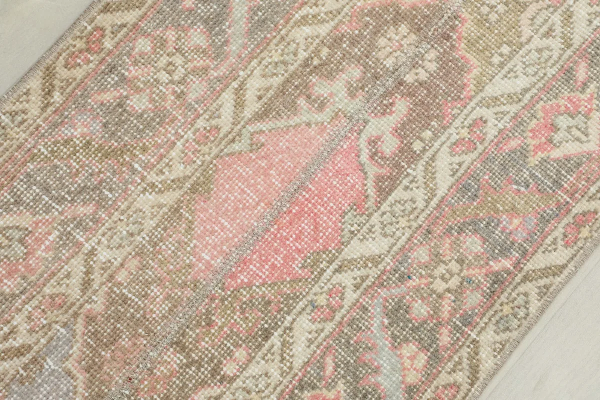 Close-up of the low wool pile and the texture of the hand-knotted vintage runner