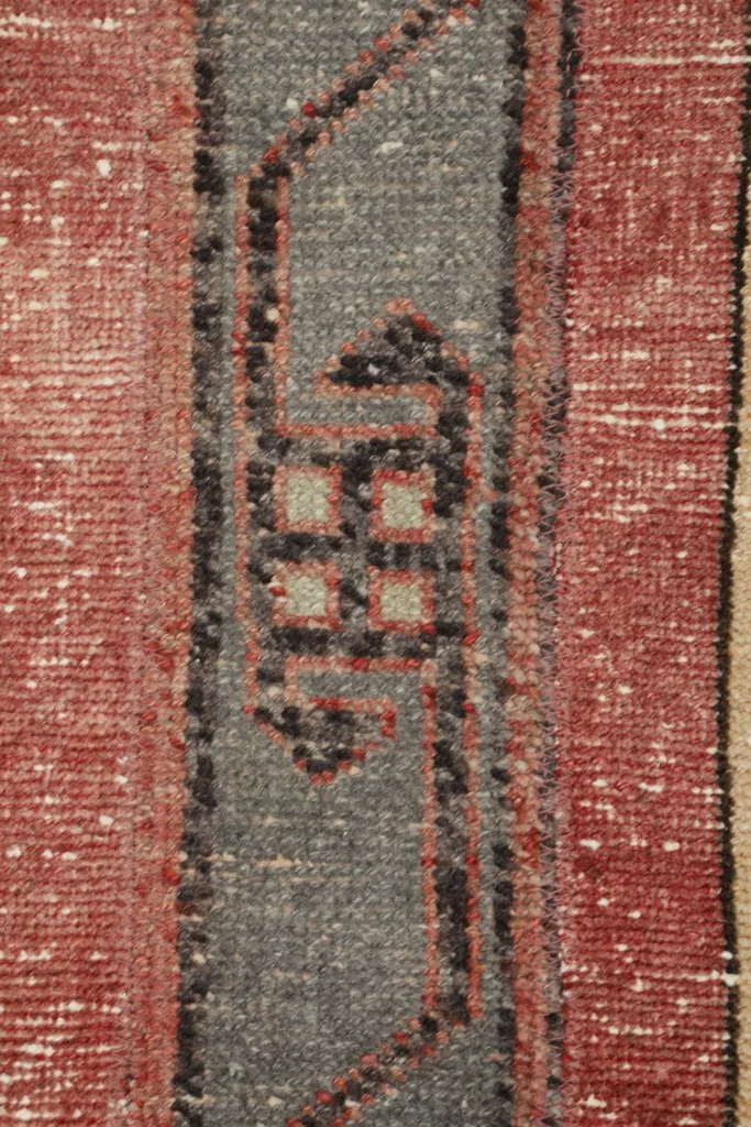 Detailed view of the central gray stripe with its unique tribal motif and the surrounding rose field.