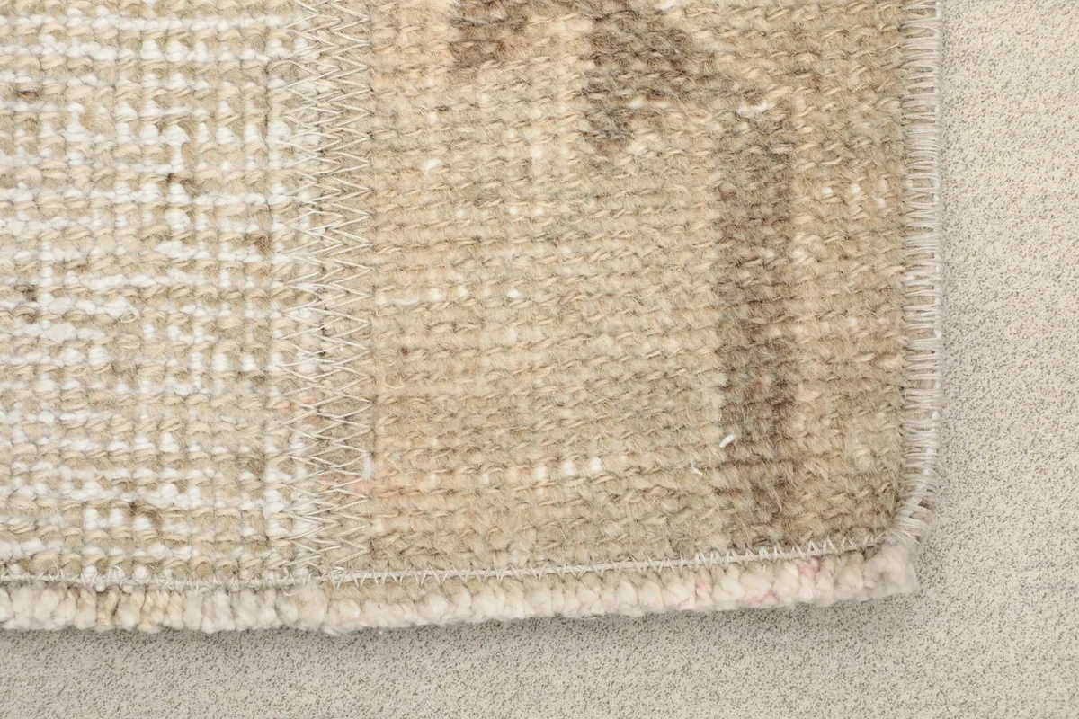 Close-up of the rug's edge and the short, natural fringe.