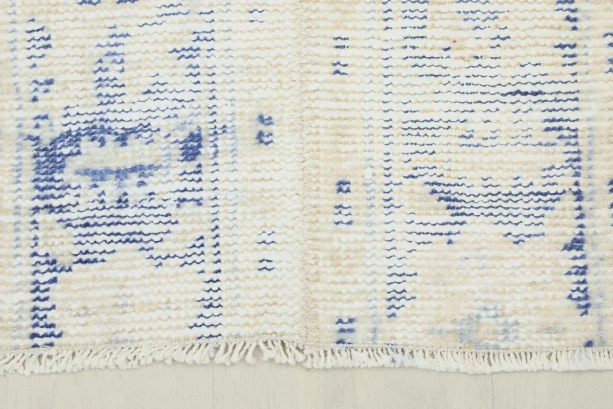 Close-up of the short, natural cotton fringes on one end of the runner