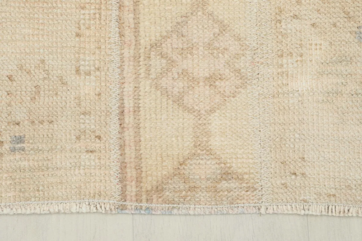 Close-up of one end of the runner, showing the short, natural fringes and hand-knotted edge.