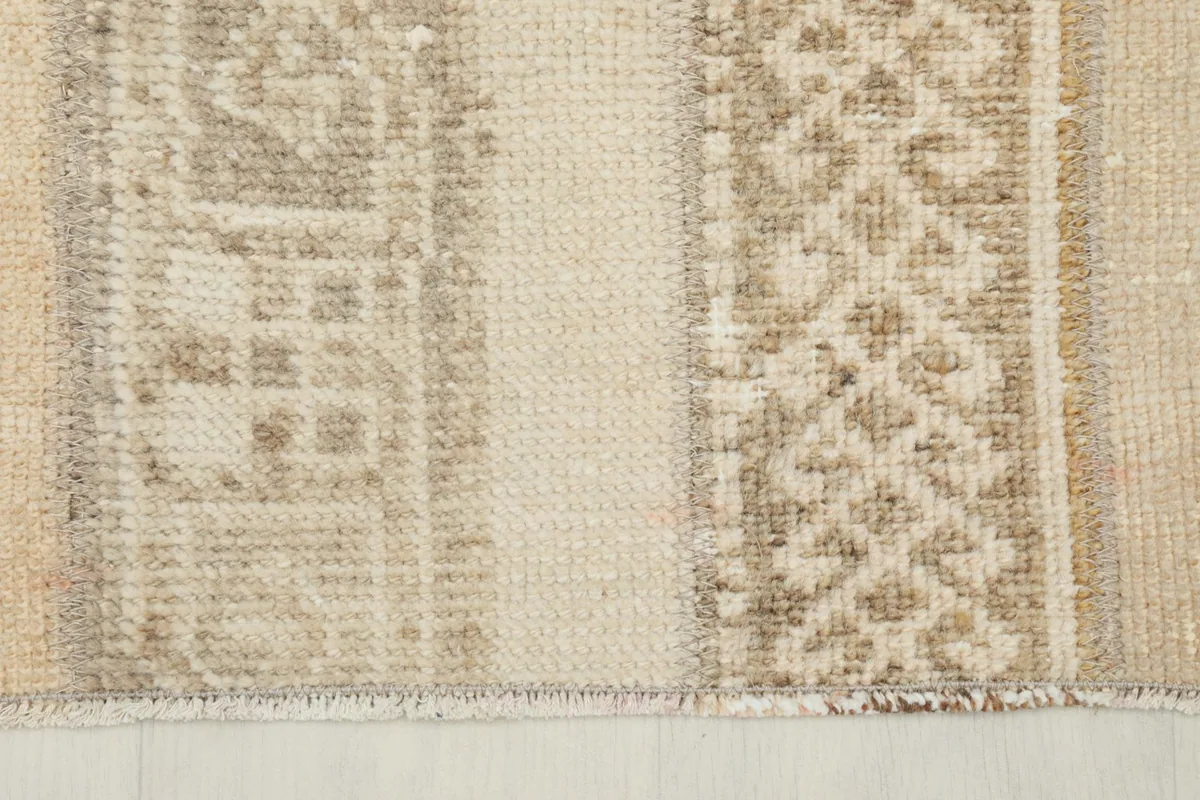 Detailed view of the rug's edge and short, natural fringe.