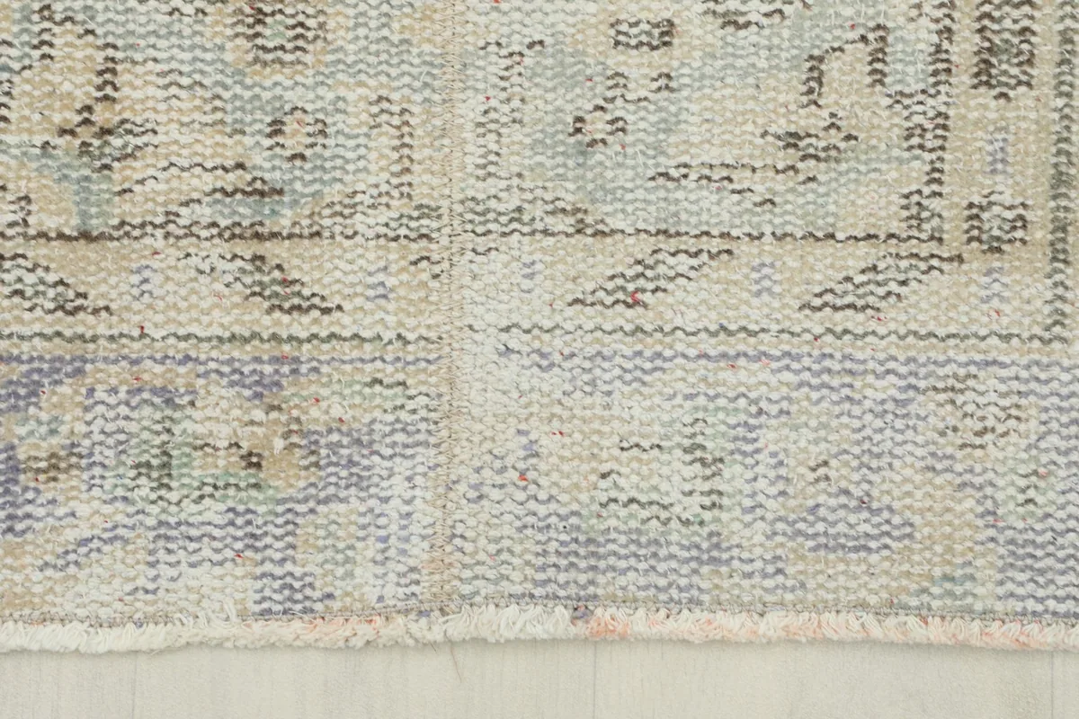 Close-up of the end of the runner, showing the short fringe and border design.