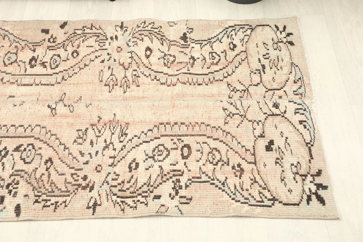 View of the other end of the runner, showcasing the symmetrical brown patterns.