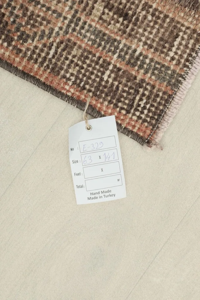 Close-up of the product tag attached to the rug, displaying size and origin details.