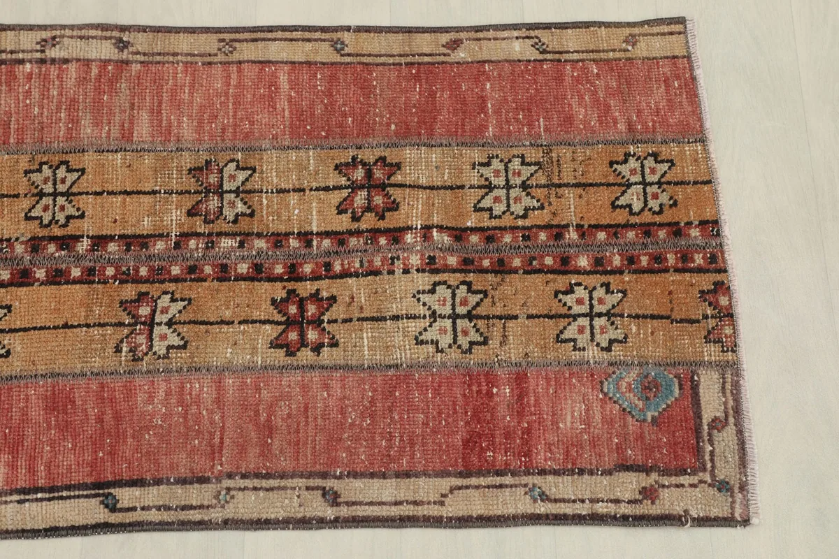 Close-up of the other short end, highlighting the tan border and the overall vintage patina