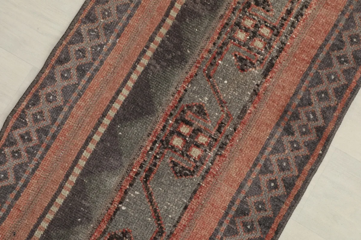 Close-up of the central gray stripe with brown geometric motifs and rust accents