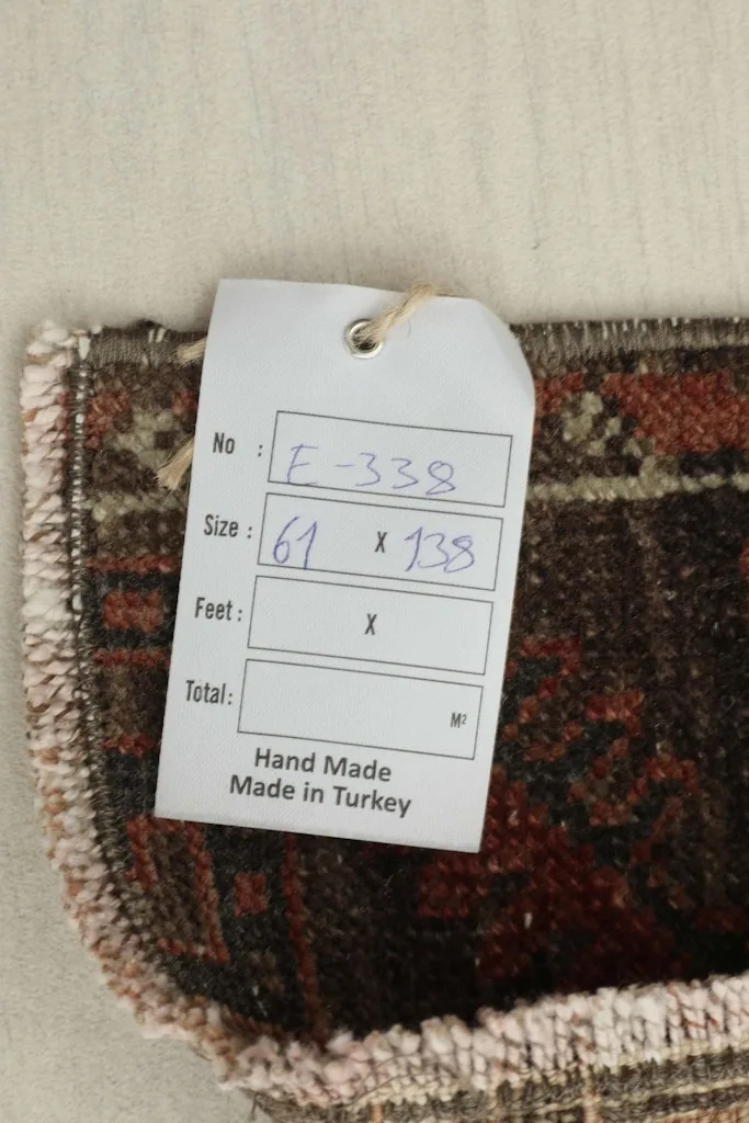 Tag showing the rug's dimensions in centimeters (61 x 138 cm) and origin from Turkey.