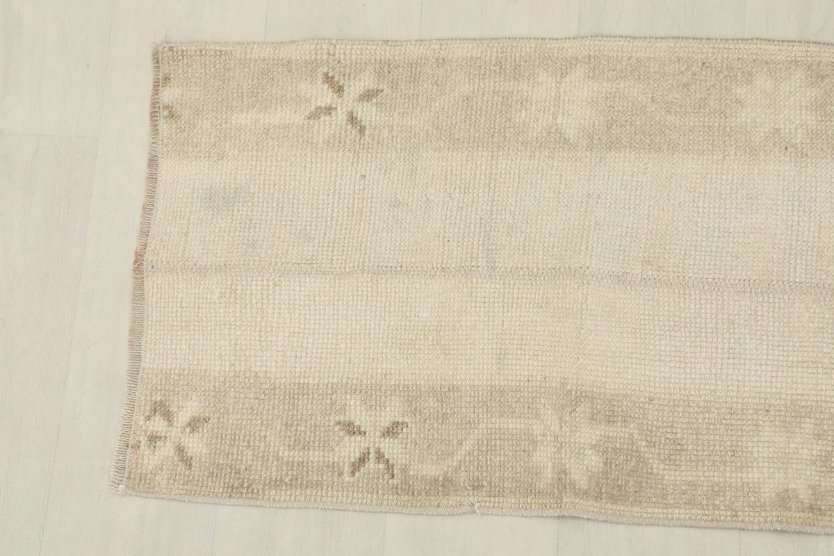 Detailed view of the runner's pattern showing the variation in beige and tan tones.