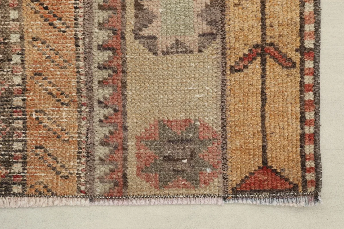 Corner detail of the runner, showing the fringe and varying pile texture