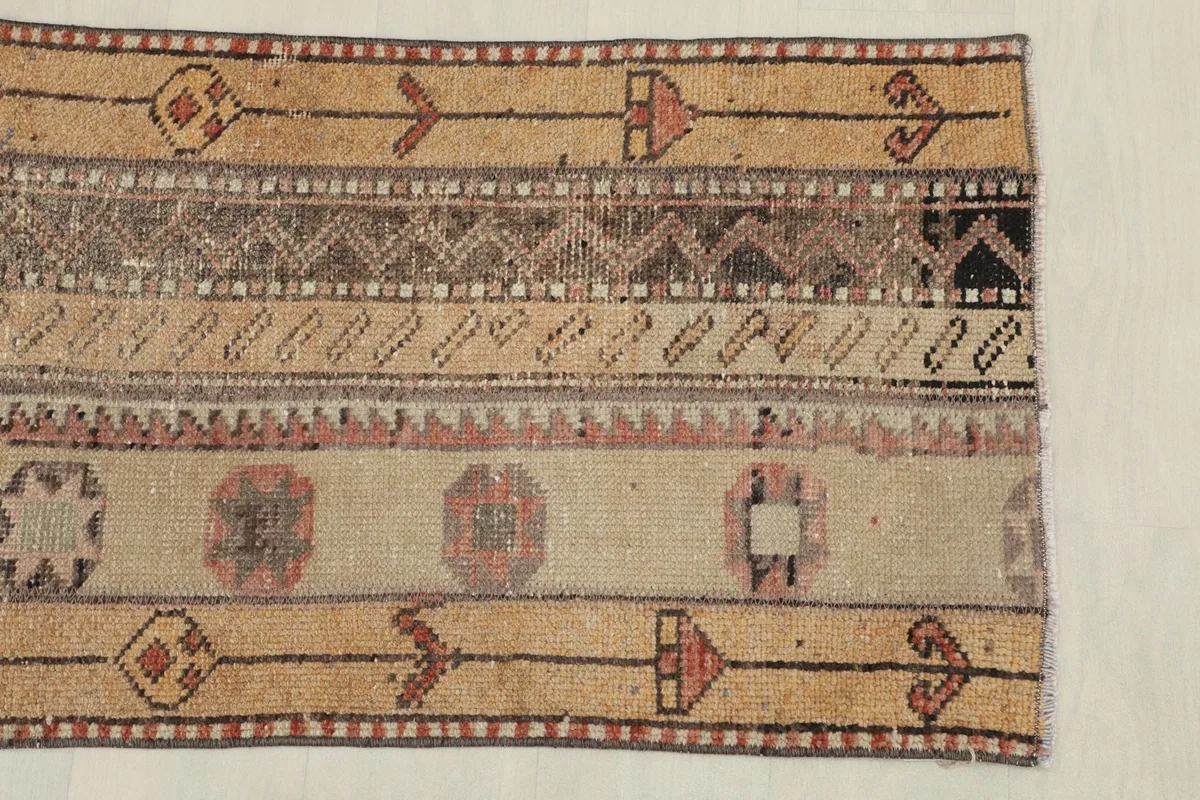 Overhead view of one end of the runner, displaying the full pattern repeat