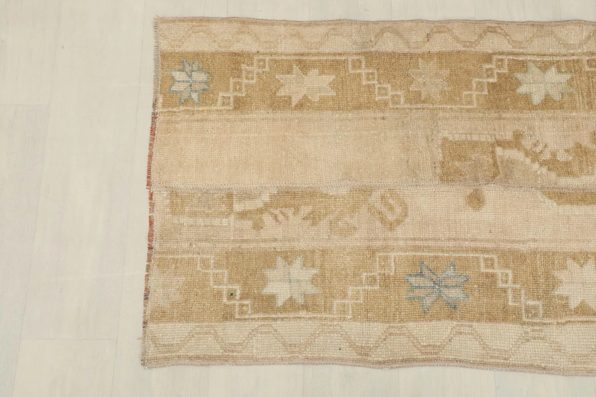 View of the bottom edge and border design, showcasing the overall pattern and color blend.