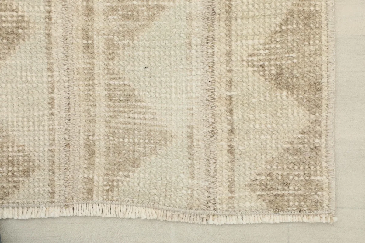 Close-up of one end of the runner, showing the low pile and the short, subtle fringe.