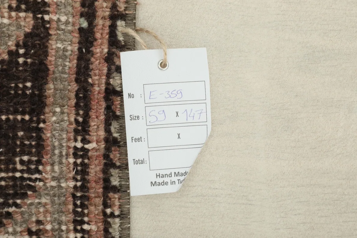 Tag displaying the rug's dimensions in centimeters, confirming it is hand-made in Turkey