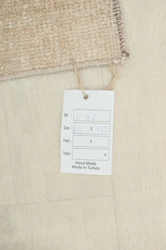 Product tag indicating the rug's size in centimeters (60 x 119 cm) and its handmade origin from Turkey