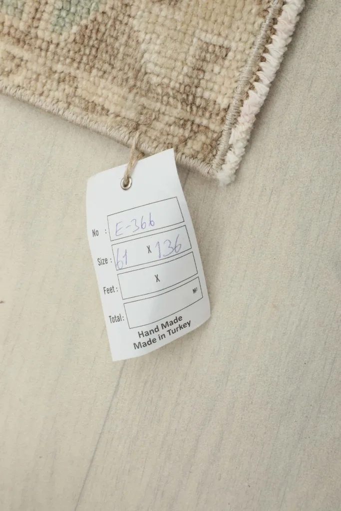 Tag showing the rug's item number and dimensions in centimeters and feet