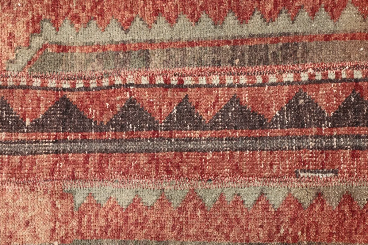 Detailed view of the central pattern band with rust triangles and gray lines