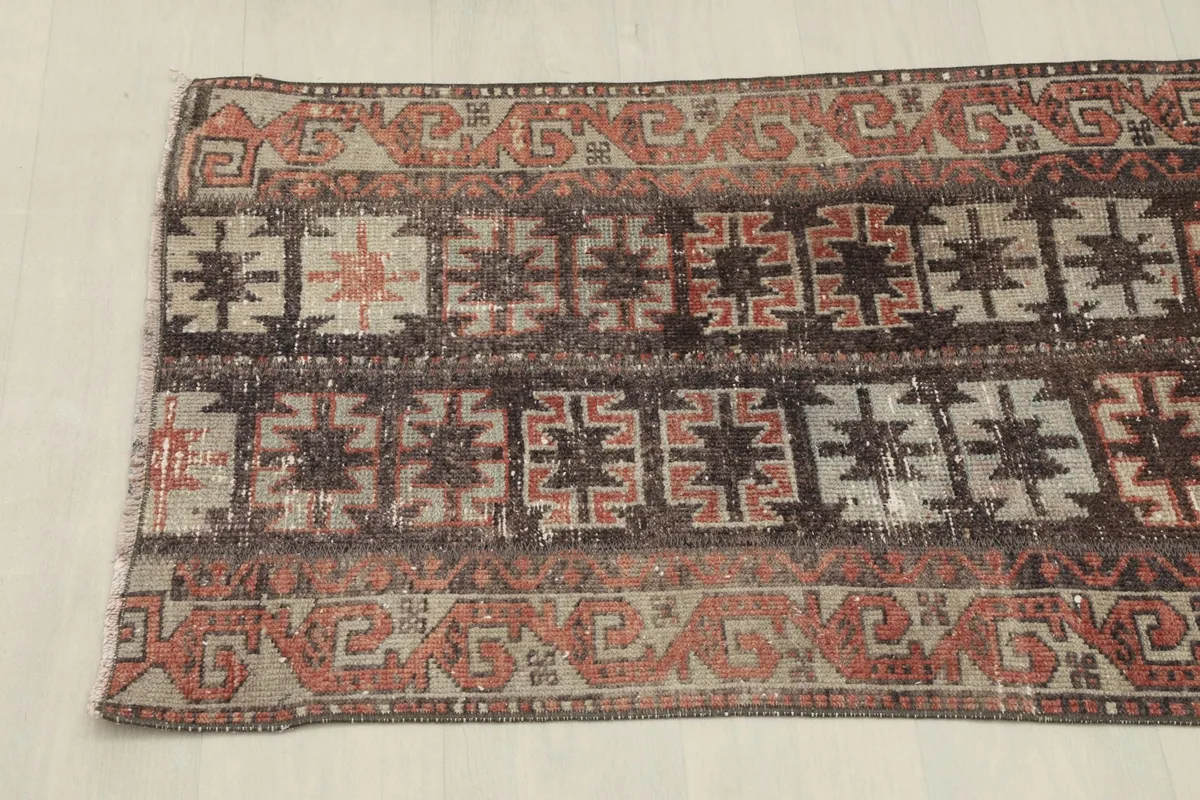 Overhead view of one end of the rug, showing the border and central pattern