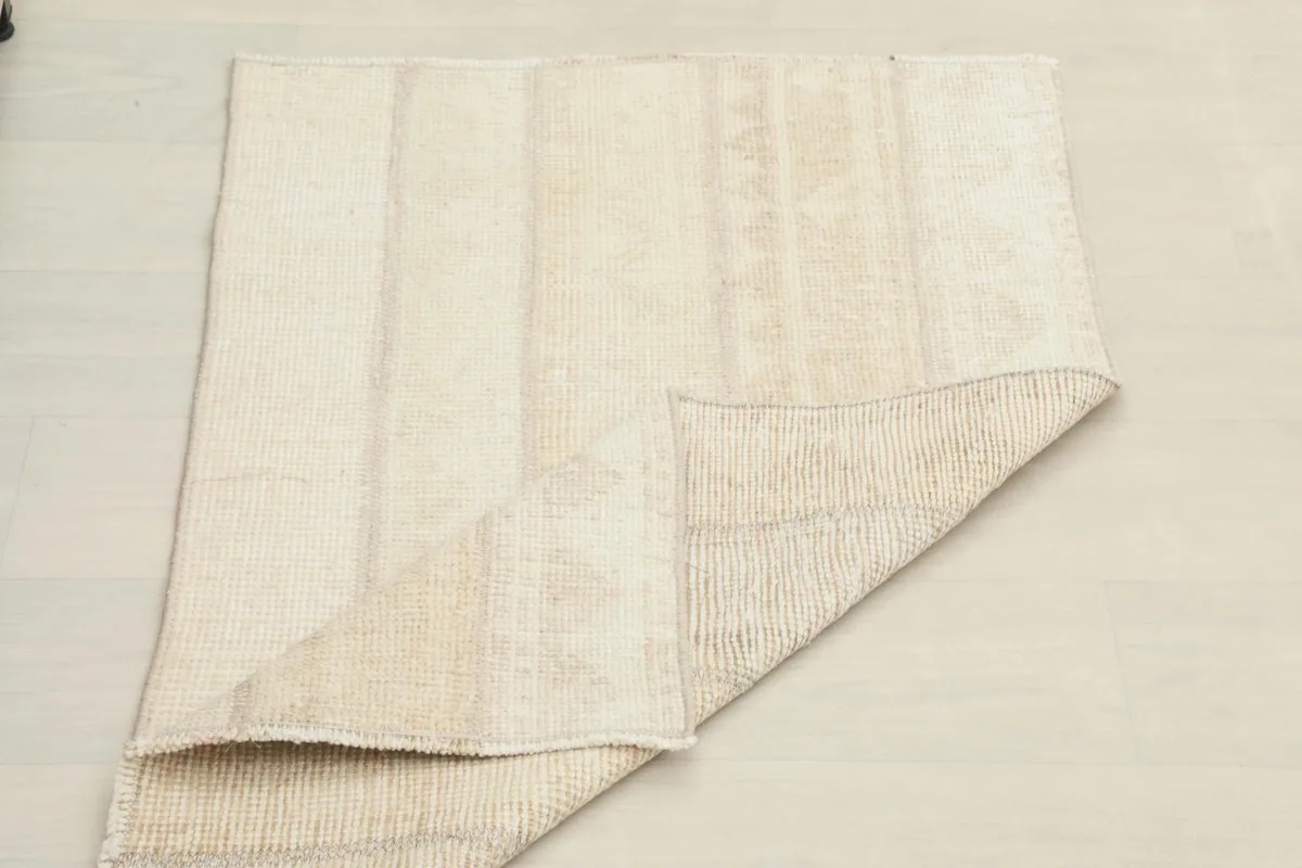 The rug folded to reveal both the front pile and the back foundation