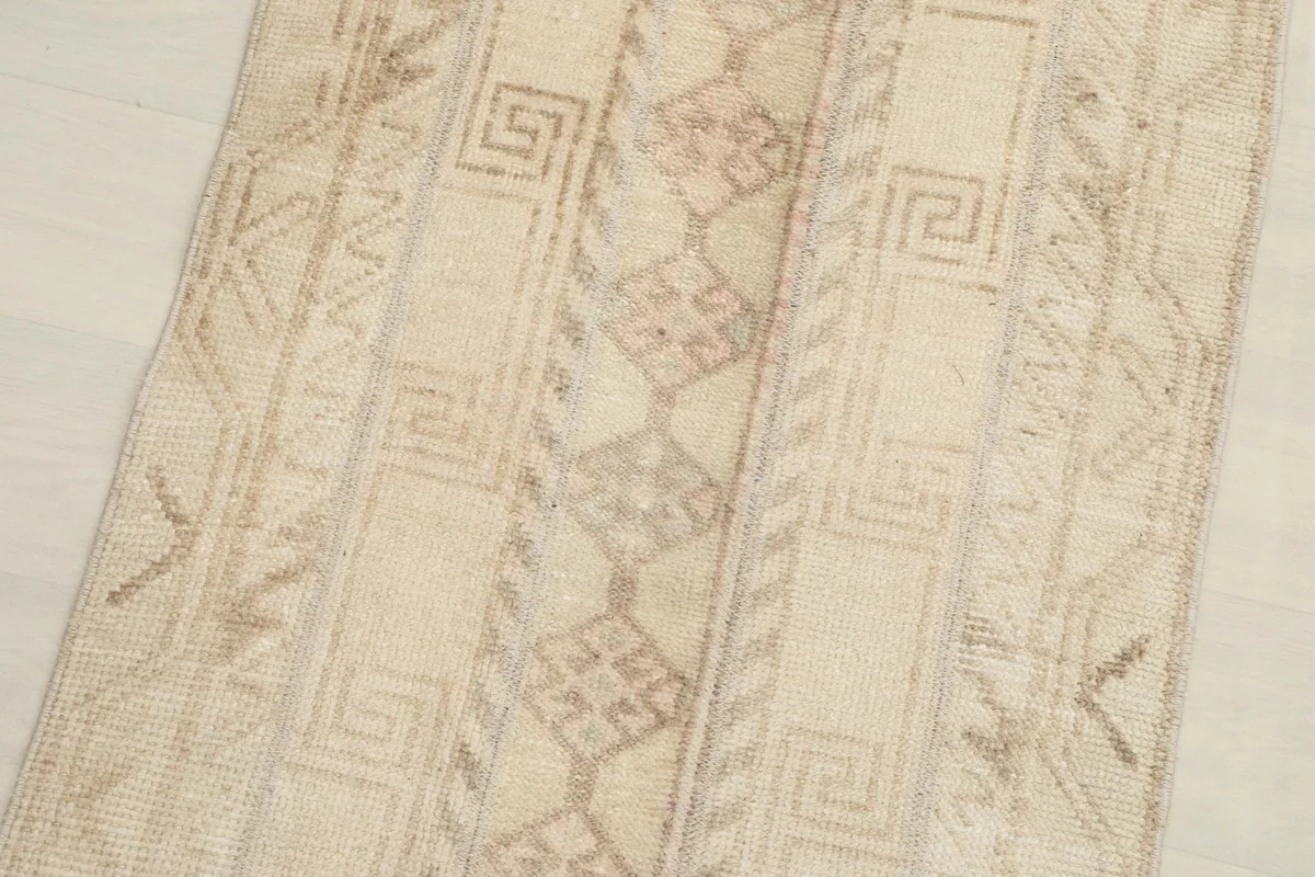 Close-up view of the central beige field and brown geometric motifs