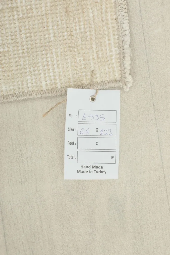 Product tag displaying the rug's size in centimeters and confirming hand-made origin in Turkey