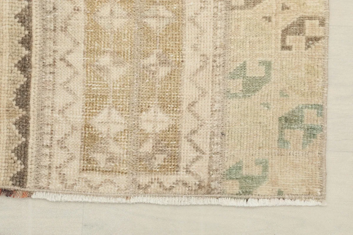 Close-up of the rug's edge, showing the short fringe and the integrity of the hand-knotted construction.