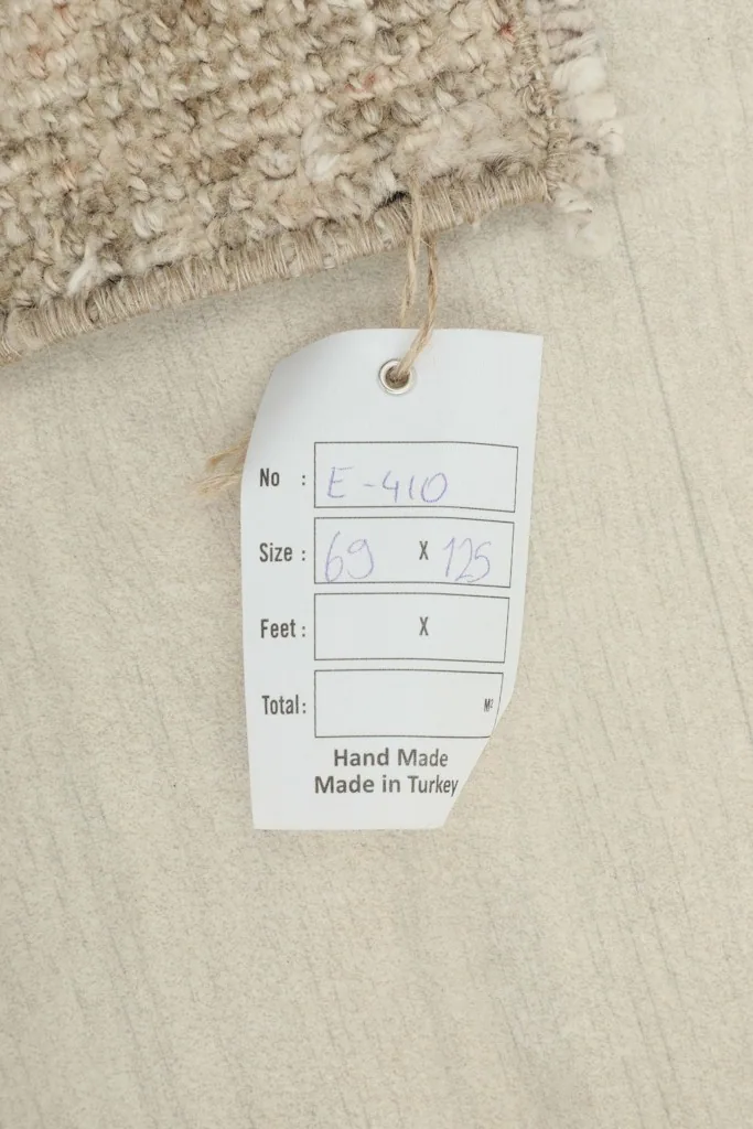 Product tag showing the rug's dimensions in centimeters and confirming it is handmade in Turkey.
