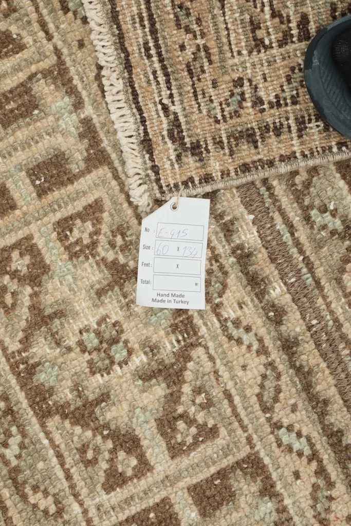 Detail of the rug with a product tag, confirming its hand-made origin in Turkey and material.