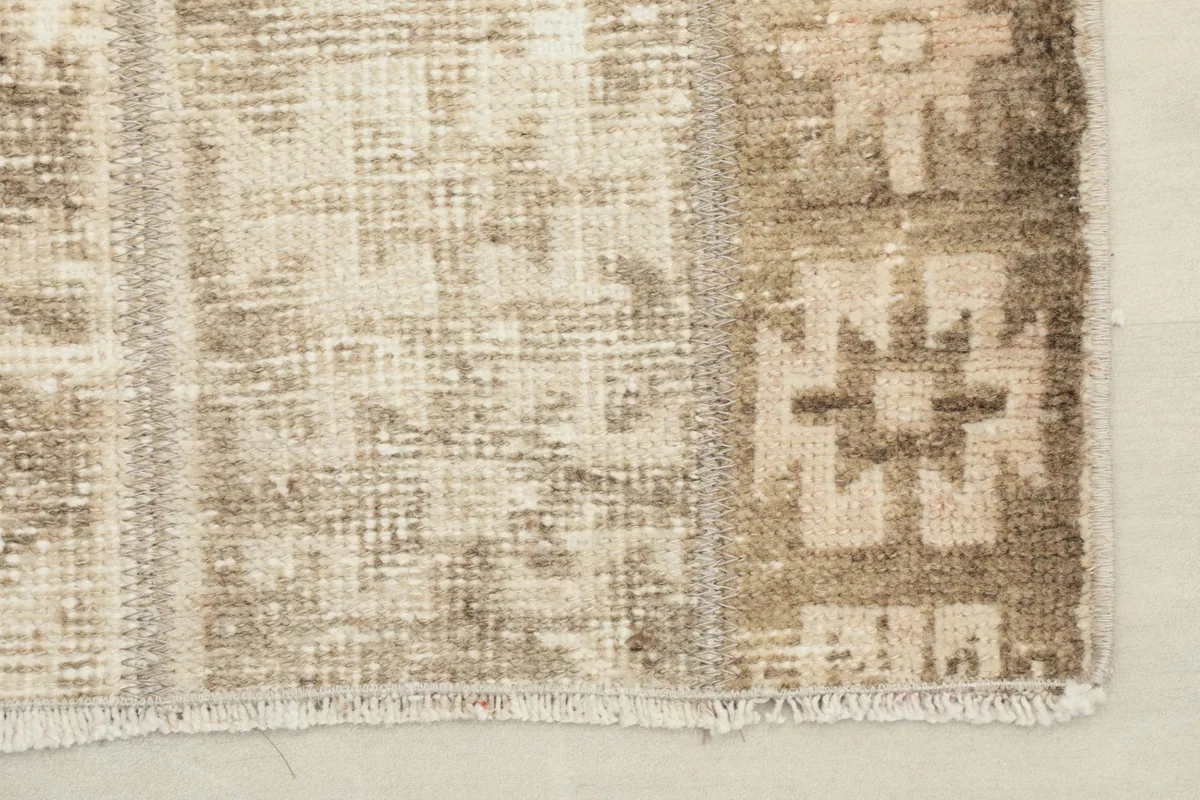 Detail of the rug's edge and fringe, showcasing the transition from the border pattern.