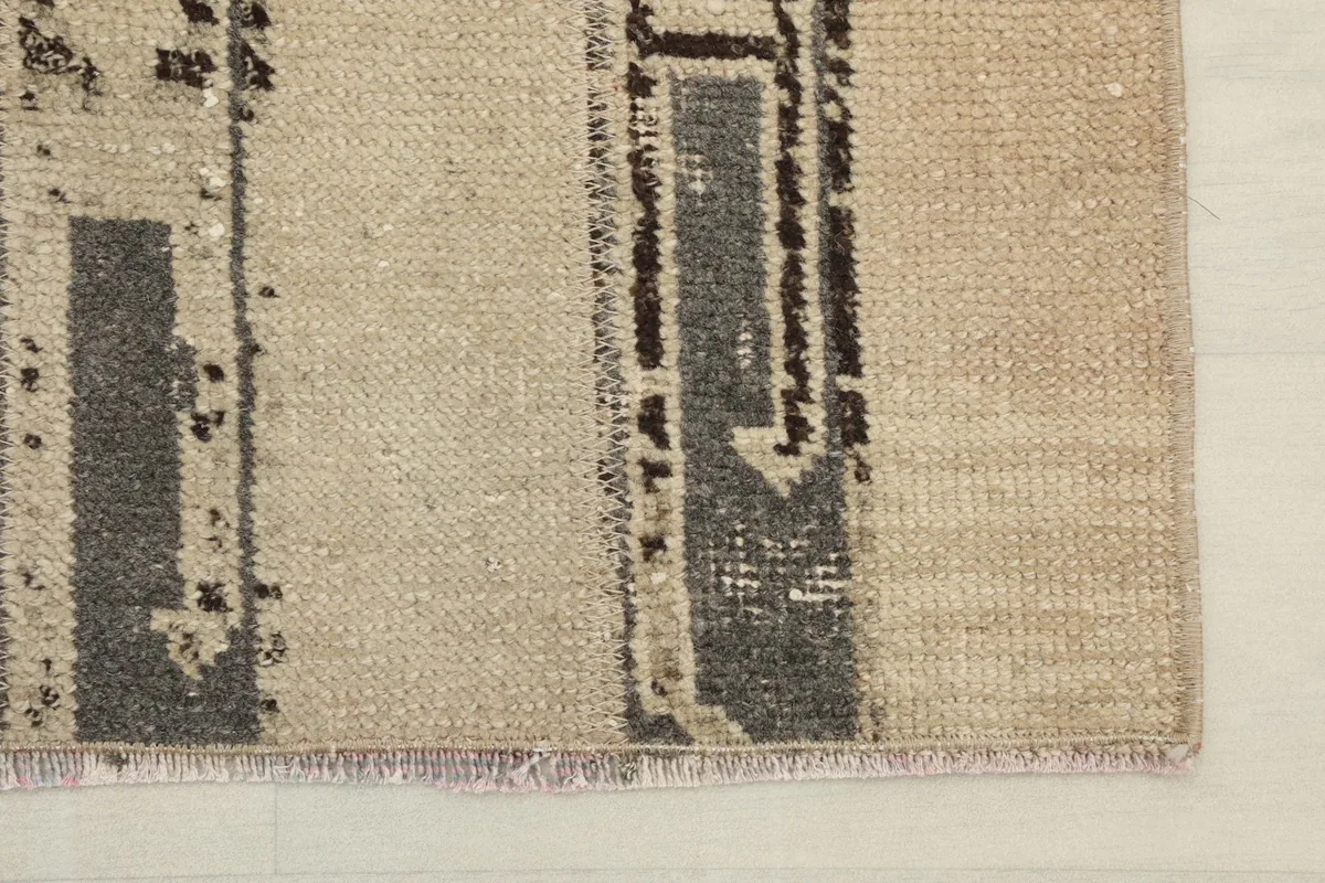 Close-up of the short, natural fringes and edge finishing of the runner rug.