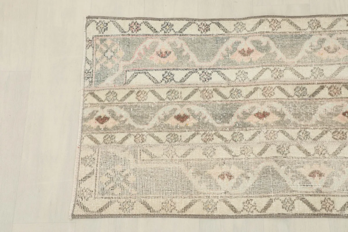 Detail of the opposite end of the rug, highlighting the subtle color variations