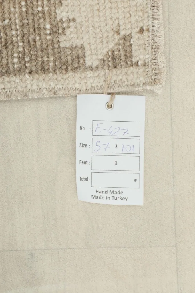 Product tag attached to the rug, displaying its size in centimeters and origin