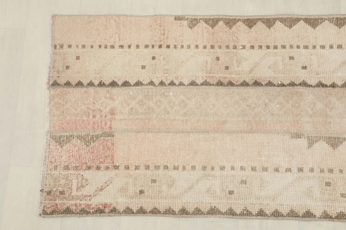Detailed view of the other end of the runner, showing the rose and brown accents