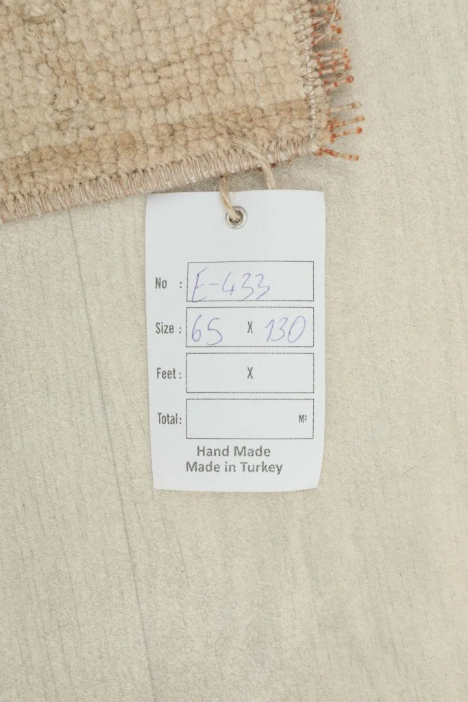 White tag attached to the rug, displaying item number and size in centimeters.