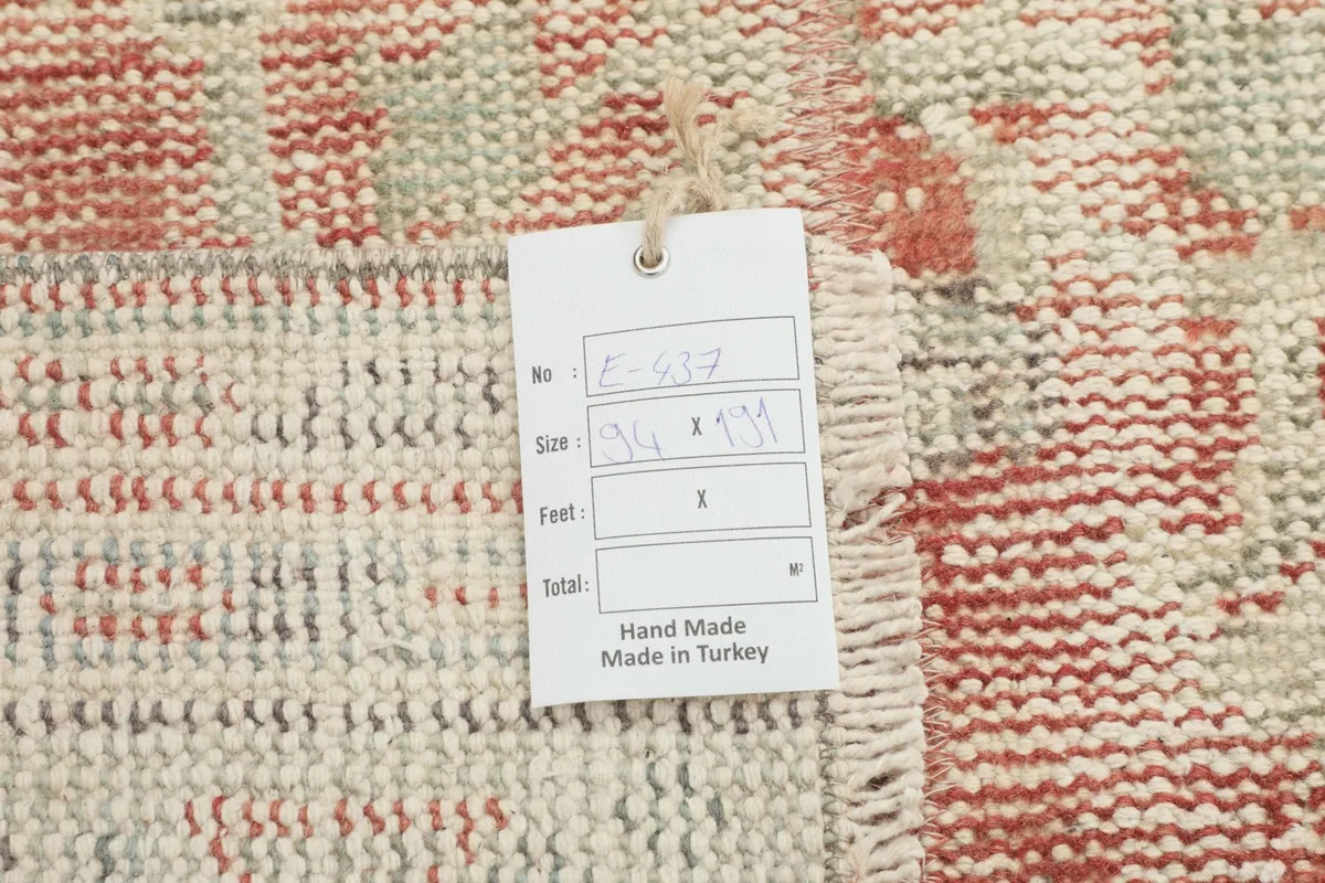 Tag showing the rug's dimensions (94 x 191 cm) and 'Hand Made in Turkey' label.