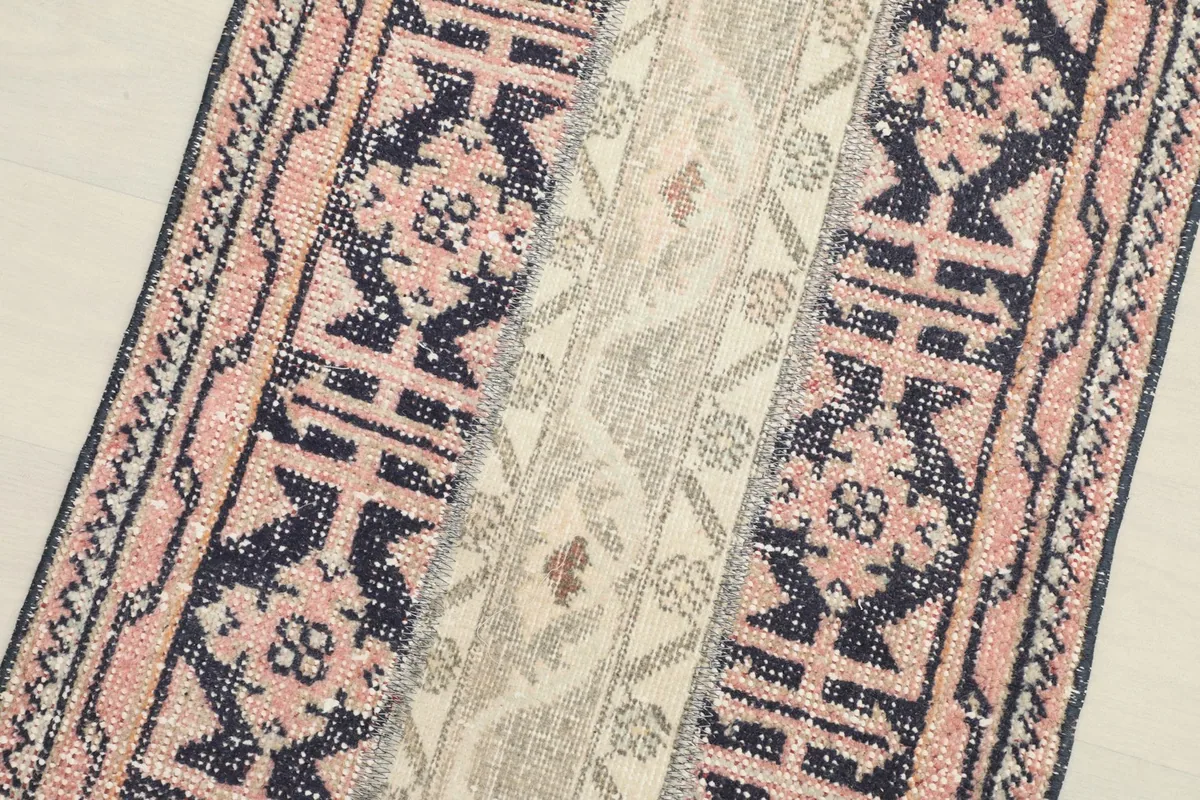 Diagonal close-up of the runner, showing the distinct patterns and color transitions.