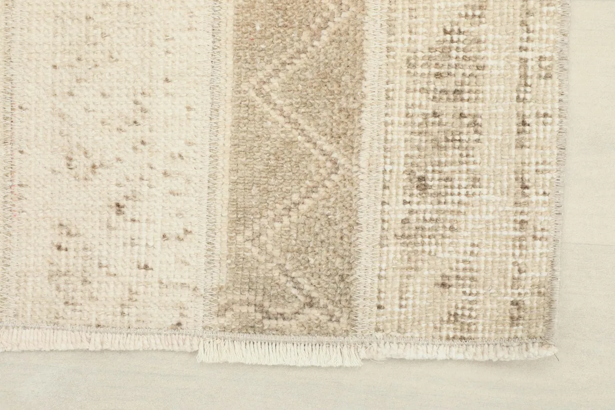 Close-up of the runner's end, showing the short fringe and the edge finishing.