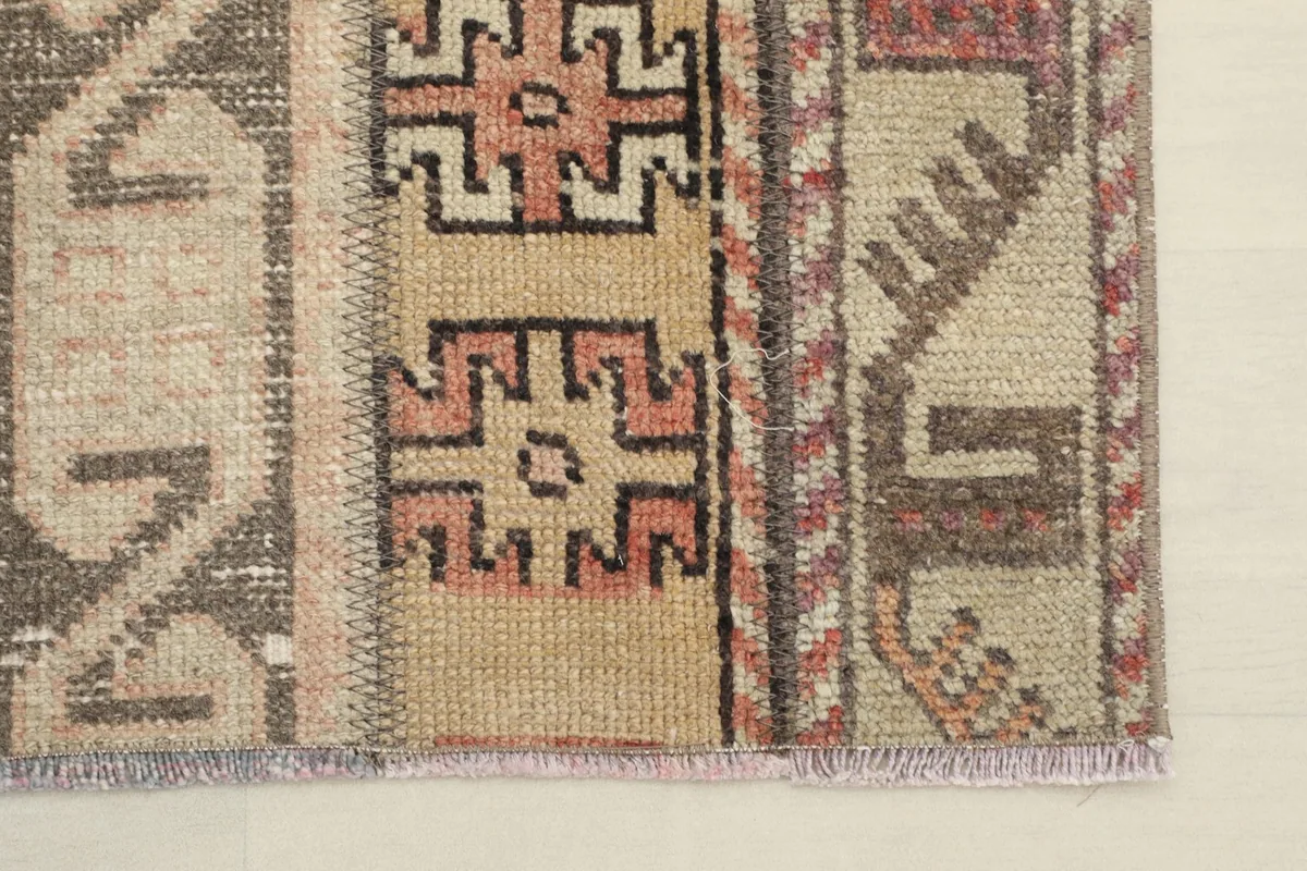 Close-up of one end of the rug, detailing the short fringe and the edge binding