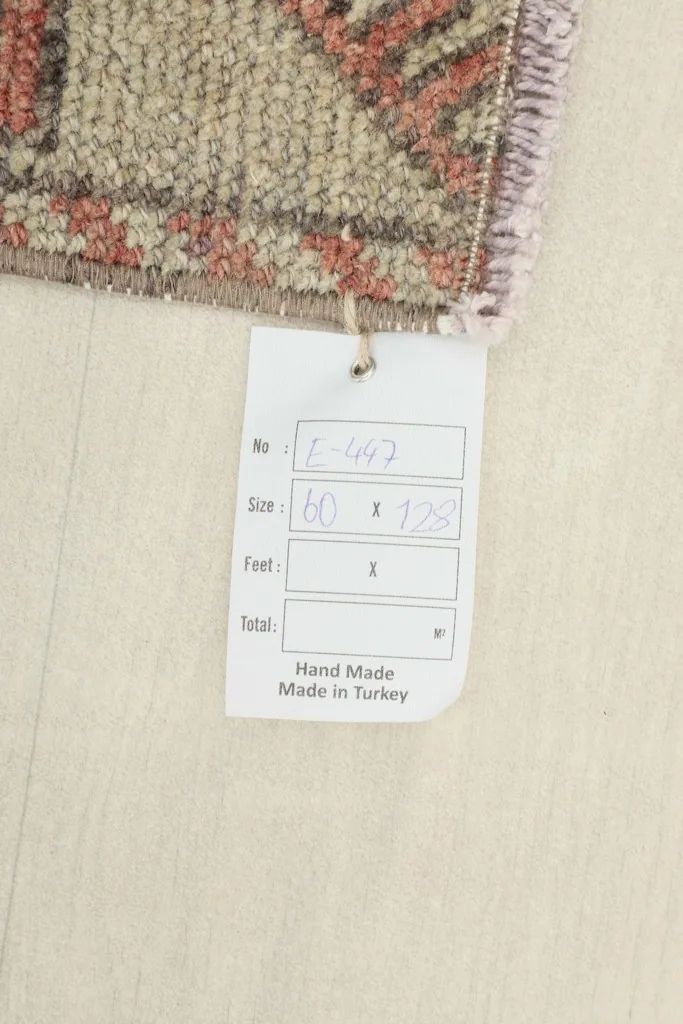 Product tag attached to the rug, displaying item number and dimensions in centimeters