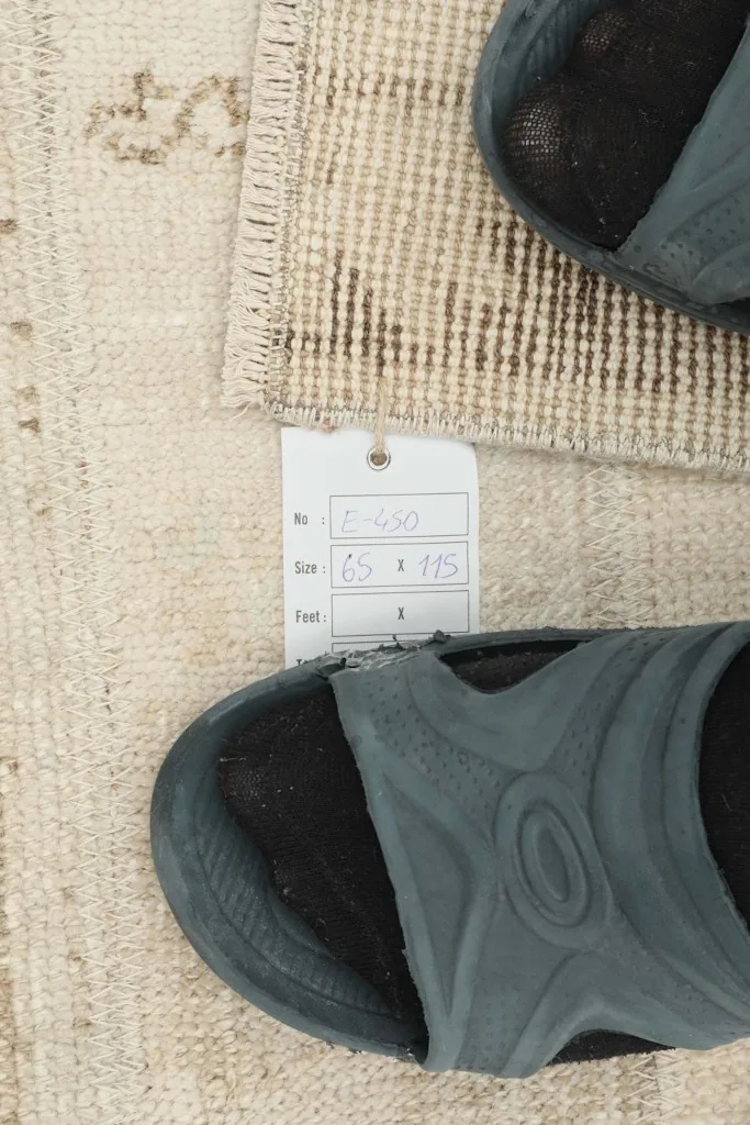 Size tag and a shoe for scale, indicating the rug's mini area size