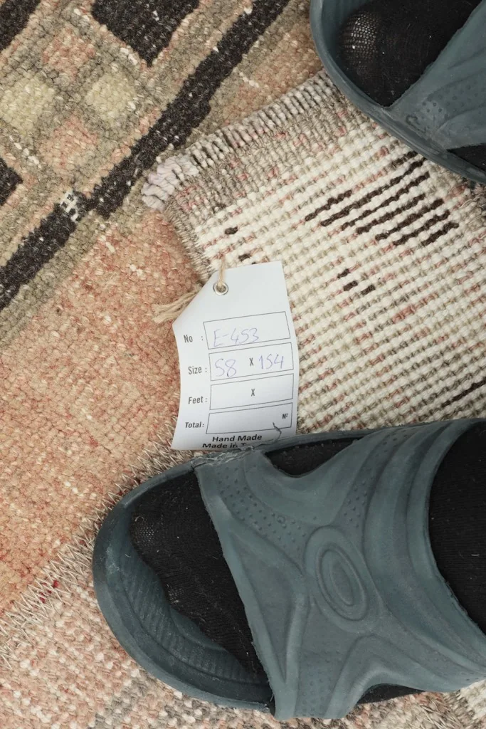 Close-up of the rug's texture and a size tag, indicating the 58 x 154 cm dimensions.