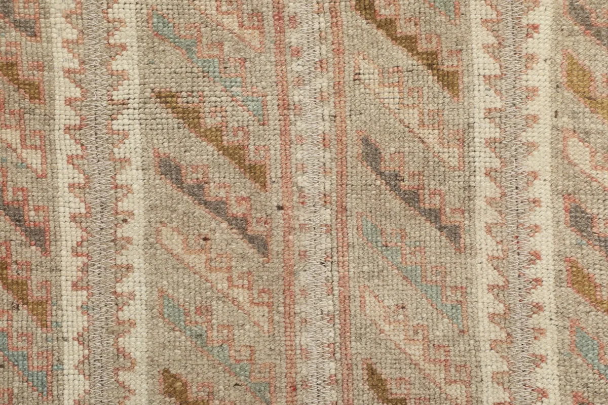 Close-up of the low wool pile, showing the hand-knotted weave and subtle color blending.