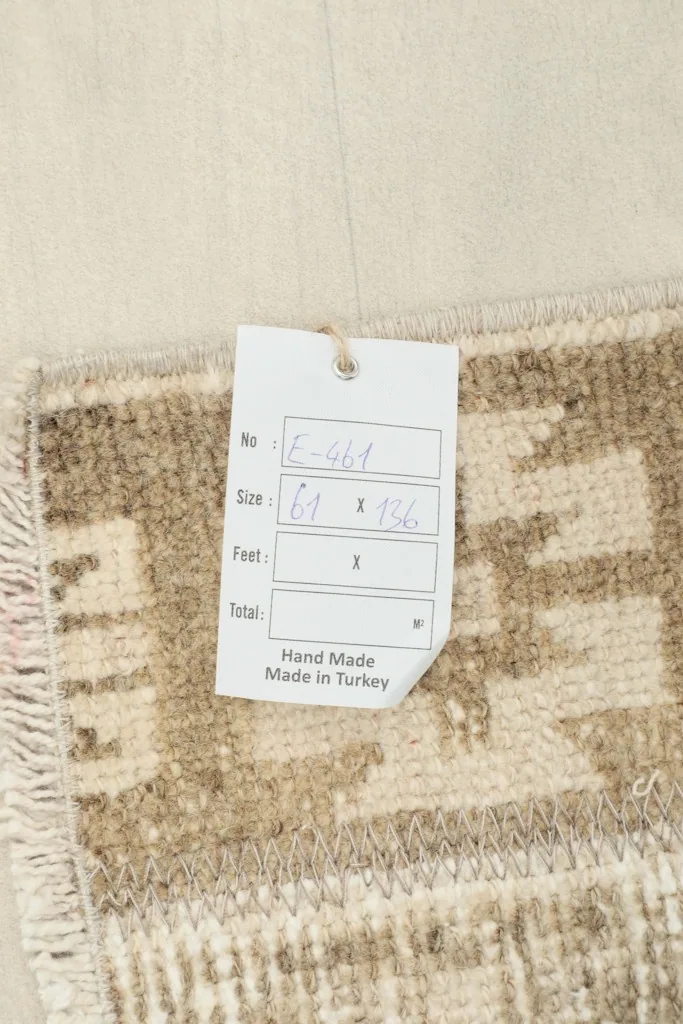 Close-up of the size tag attached to the rug, showing dimensions and origin details.