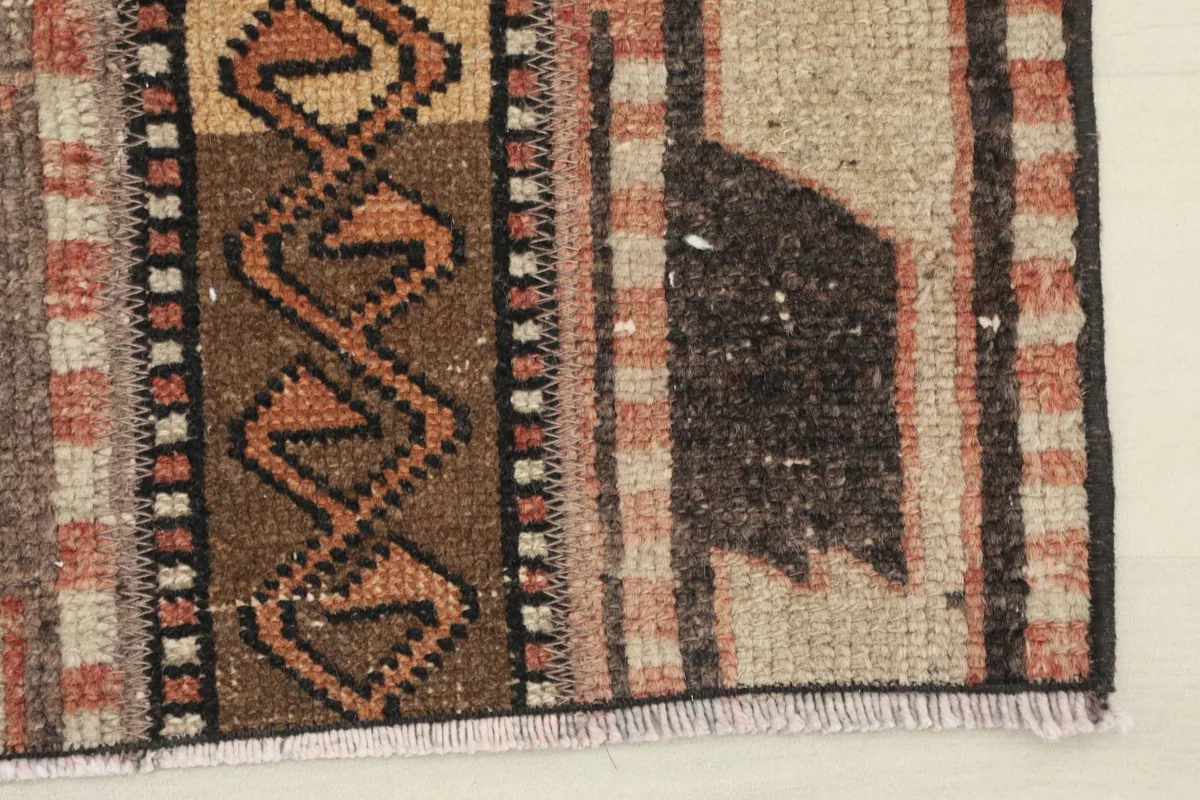 Close-up of the rug's edge and short fringe, showing the neat finish.